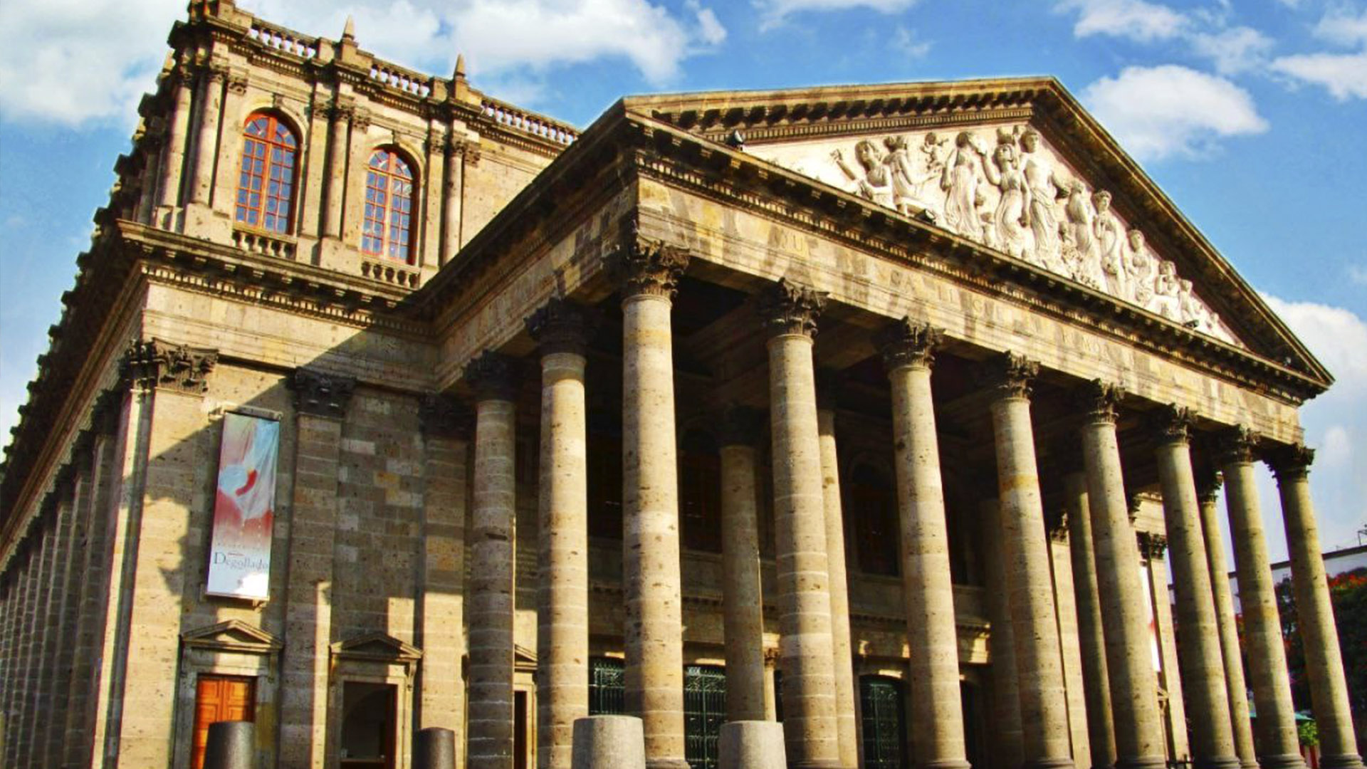 entrada principal de Teatro Degollado