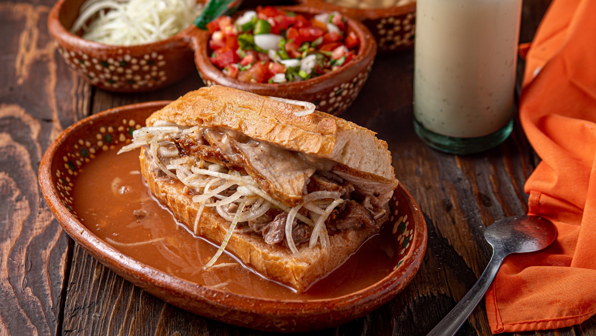 torta ahogada en plato de barro